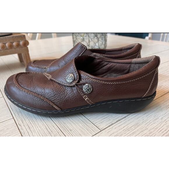 Clark’s women’s sz 11W brown slip on comfort loafers w/‎ silver buttons. Leather - Picture 7 of 8
